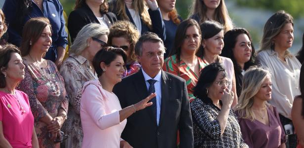 8.mar.2022 -  Bolsonaro e Michelle, durante hasteamento da bandeira e homenagem ao Dia da Mulher no Palácio da Alvorada 