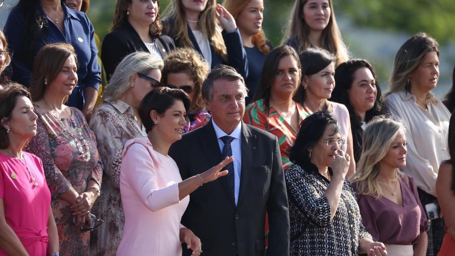 8.mar.2022 -  O presidente Jair Bolsonaro e a primeira-dama Michelle Bolsonaro, durante hasteamento da bandeira e homenagem ao Dia das Mulheres no Palácio da Alvorada  - Fátima Meira/FuturaPress/Estadão Conteúdo