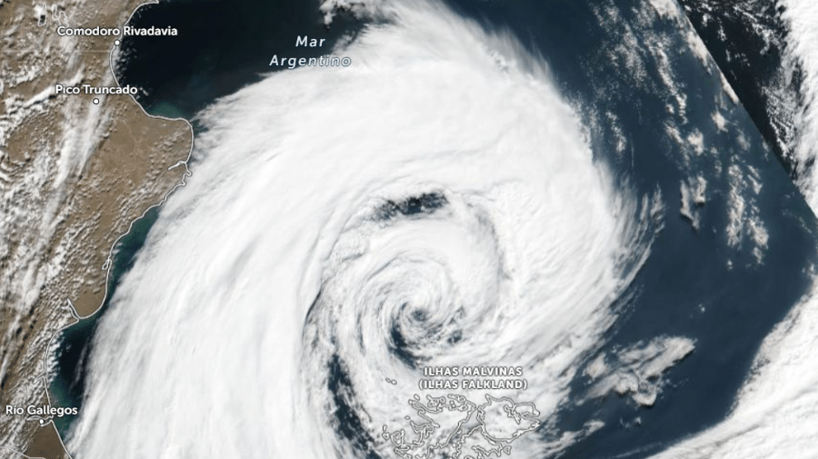 Ciclone formado perto das Ilhas Malvinas terá impacto no clima do Sul brasileiro. - Reprodução/Zoom Earth