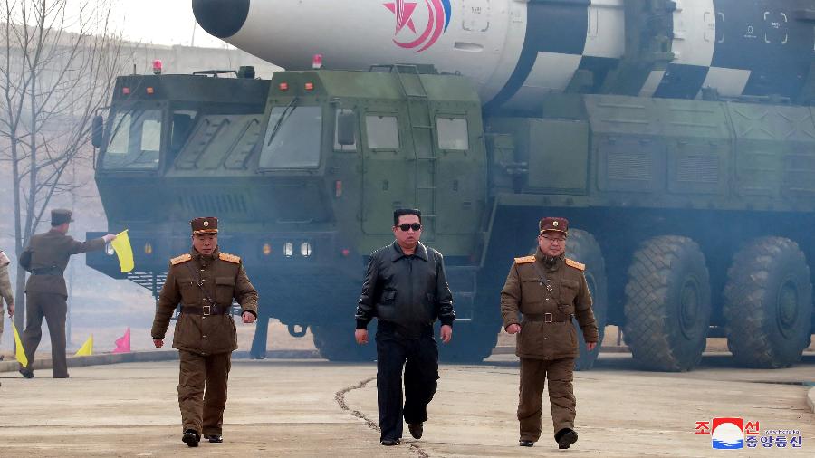 Líder norte-coreano Kim Jong-Un caminha em frente ao míssil intercontinental - KCNA/via REUTERS