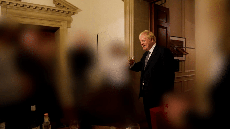 Foto de Boris Johnson em festa durante quarentena no Reino Unido - Reprodução/Relatório Sue Gray