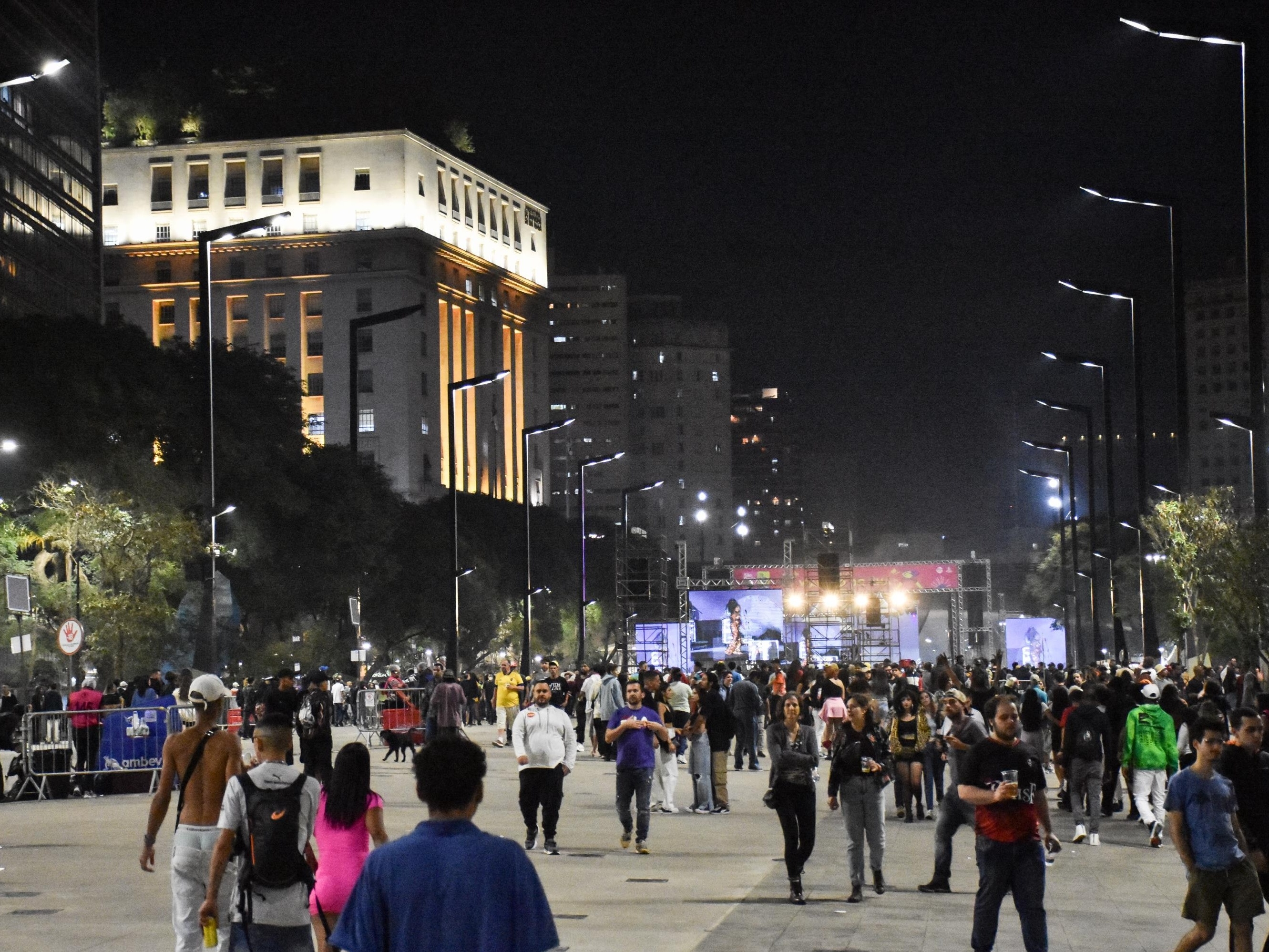 Chuva interrompe programação da Virada Cultural na praça da