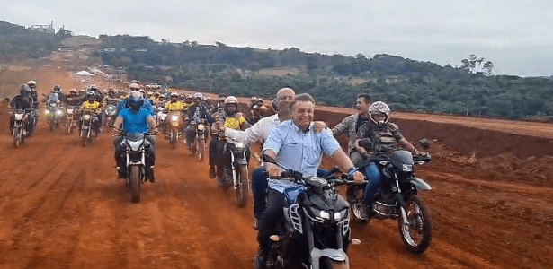 31.mai.2022 - Bolsonaro em motociata em Jataí (GO)