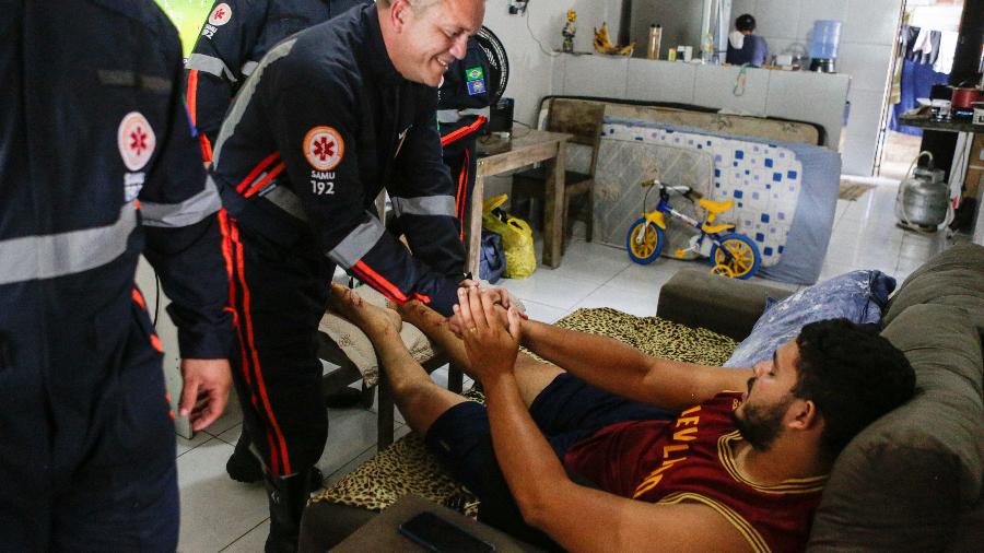 03.jun.22 - Vítima soterrada reencontra equipe do Samu que o resgatou nas chuvas do Recife - Andrea Rego Barros