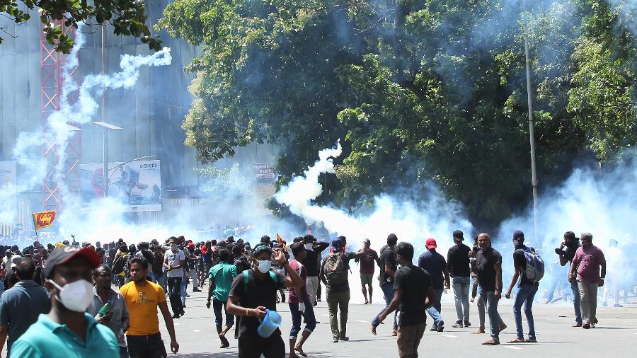 9.jul.2022 - Polícia usa gás lacrimogêneo para dispersar os manifestantes que exigem a renúncia do presidente do Sri Lanka, Gotabaya Rajapaksa, em Colombo - AFP