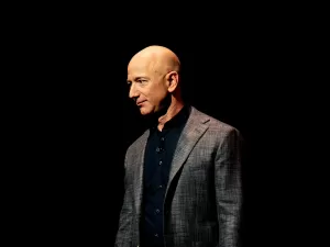 Bilionário Jeff Bezos vende US$ 2 bilhões em ações da Amazon