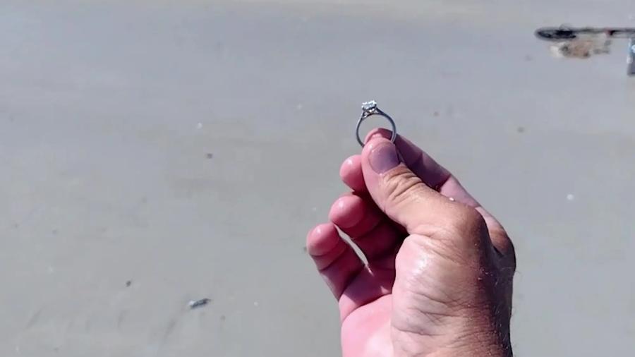 Joseph encontrou anel enquanto caçava "tesouros" com detector de metais em praia da Flórida - Joseph Cook/Reprodução de vídeo