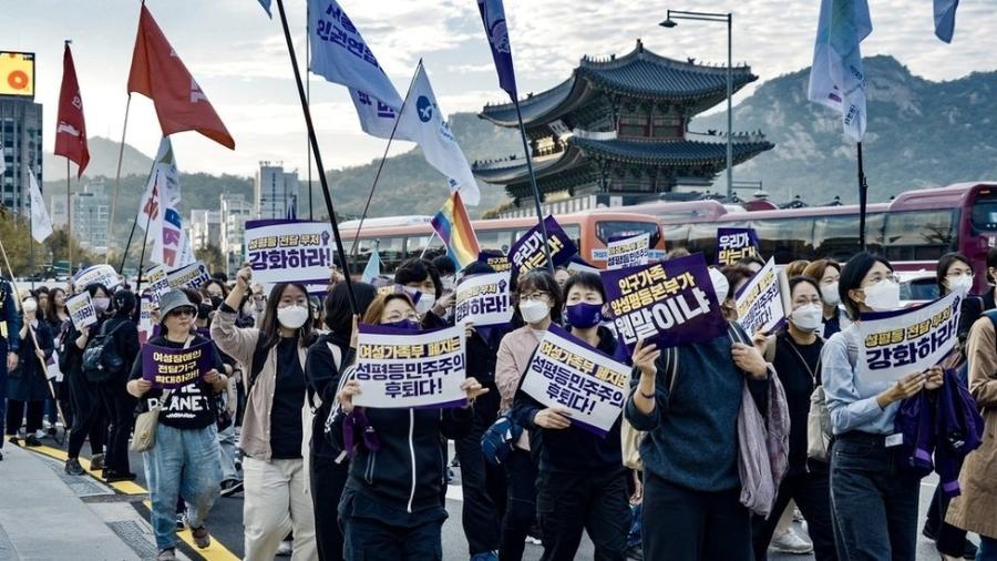 Mulheres em Seul protestam contra os planos do governo de abolir o Ministério da Igualdade de Gênero - BBC