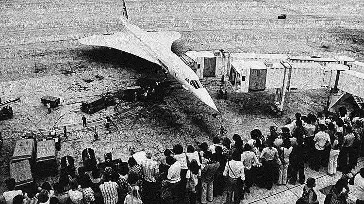 Curiosos observam um Concorde da Air France parado no Aeroporto do Galeão, no Rio de Janeiro.