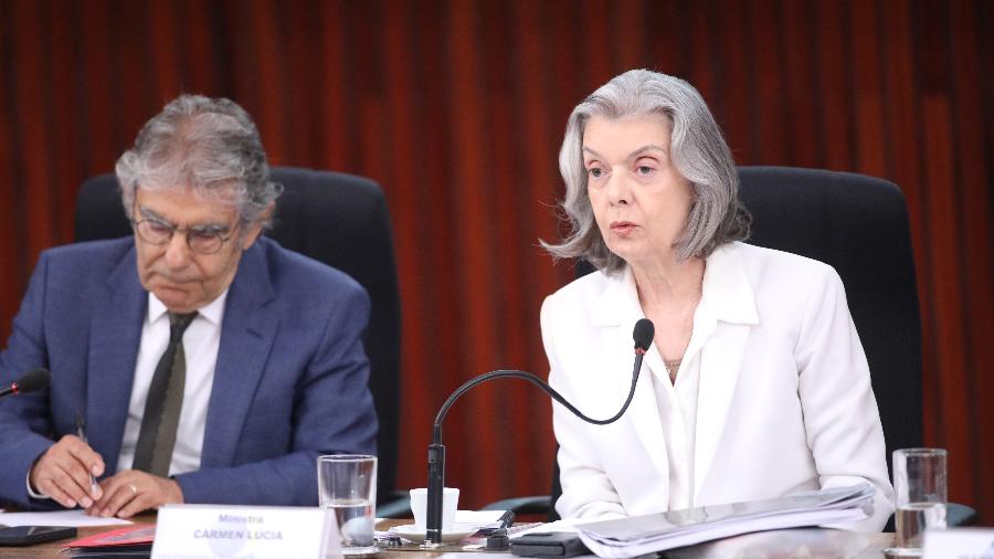 23.jan.2024 - A ministra Cármen Lúcia, ao lado do ministro aposentado Ayres Britto, durante audiência sobre regras eleitorais