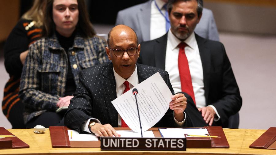 14.abr.2024 - Embaixador dos EUA na ONU, Robert Wood, durante reunião do Conselho de Segurança