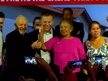 Pró-Bolsonaro em 2022, governador de MT é vaiado e faz elogios a Lula 