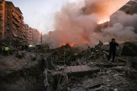 Escombros de um prédio destruído em um ataque aéreo israelense no bairro de Haret Hreik, nos subúrbios ao sul de Beirute