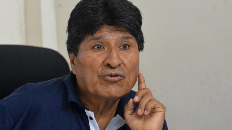 O ex-presidente da Bolívia, Evo Morales, gesticula durante uma entrevista à AFP - FERNANDO  CARTAGENA/AFP