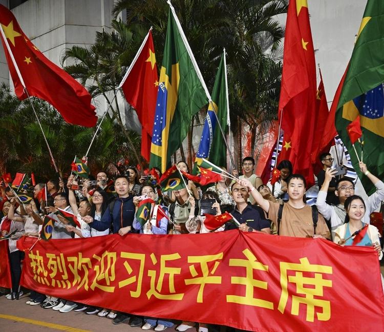 Pessoas dão boas vindas ao presidente chinês Xi Jinping no Rio de Janeiro