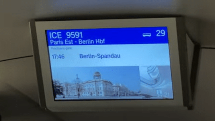 Televisores espalhados pelos vagões indicam o trajeto do trem; na imagem acima, a previsão de chegada na estação Berlin-Spandau, a última antes do destino final no trecho rumo à Berlim