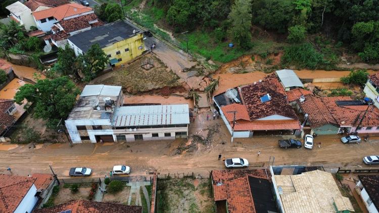 Ruas de Dom Silvério (MG) amanheceram cobertas de lama nesta quarta-feira (8)