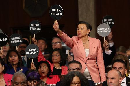 Congressista Nydia Velazquez segura uma placa de protesto com os dizeres "Musk rouba"durante discurso de Trump em sessão conjunta no Capitólio Congressista Nydia Velazquez segura uma placa de protesto com os dizeres "Musk rouba"durante discurso de Trump em sessão conjunta no Capitólio