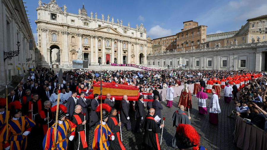 O corpo do Papa Francisco é levado em um caixão para a Basílica de São Pedro, no dia de seu translado, no Vaticano, em 23 de abril de 2025 O corpo do Papa Francisco é levado em um caixão para a Basílica de São Pedro, no dia de seu translado, no Vaticano, em 23 de abril de 2025