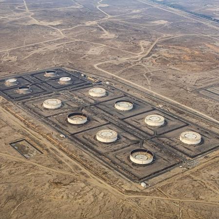 11.dez.2023 - Imagem aérea de arquivo mostra depósitos de petróleo na refinaria de Al-Ahmadi, no Kuwait