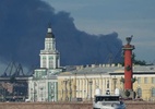 Fumaça de incêndio em terminal de petróleo em São Petersburgo após ataque com drones.