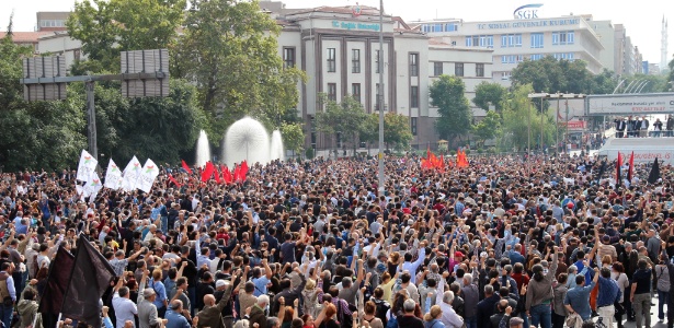 Multidão se reúne durante homenagem a vítimas de atentados em Ancara, na Turquia - Xinhua/Tumay Berkin/Zumapress