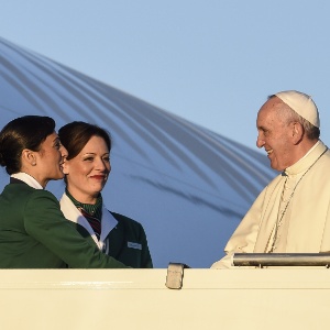 Papa Francisco é recebido por comissárias de bordo durante embarque no Aeroporto Internacional Fiumicino, em Roma, com destino ao Quênia, em sua primeira viagem ao continente africano - Andreas Solaro/AFP