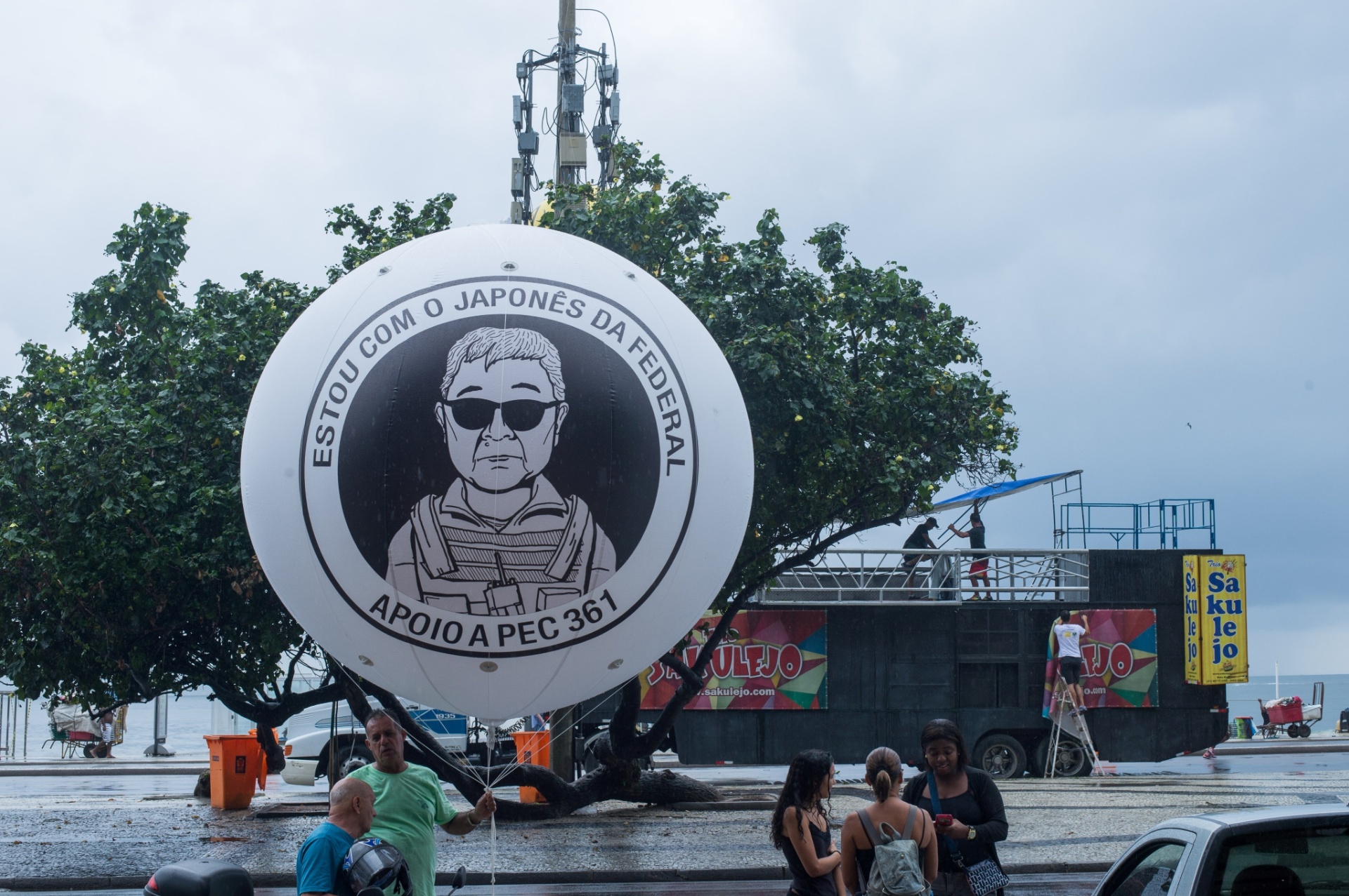 13.mar.2016 - Organização do protesto na praia de Copacabana, no Rio de Janeiro, neste domingo (13). Manifestações devem ocorrer em pelo menos 415 cidades brasileiras e outras 23 no exterior, de acordo com os movimentos organizadores - André Muzell/Raw Image/Estadão Conteúdo