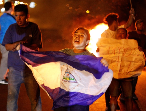 Manifestante empunha bandeira do país em protesto contra a Reforma da Previdência - Jorge Cabrera/Reuters