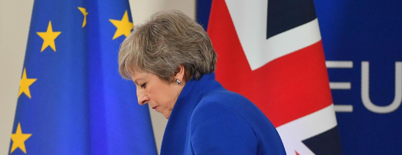 A primeira-ministra britânica Theresa May deixa a entrevista coletiva após reunião do Conselho Europeu que endossou o acordo do Brexit - EMMANUEL DUNAND/AFP