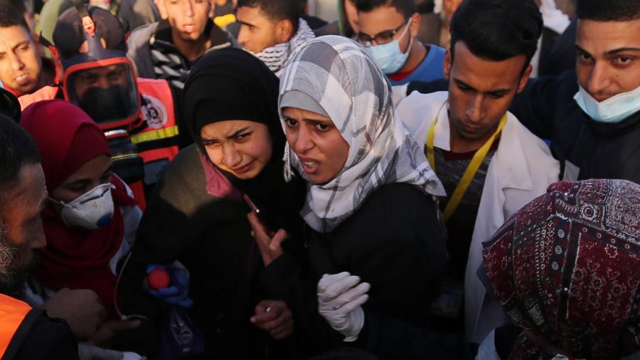 8.fev.2019 - Um palestina ferida é retirada durante protestos próximos à fronteira entre Israel e a Faixa de Gaza - Ibraheem Abu Mustafa/Reuters
