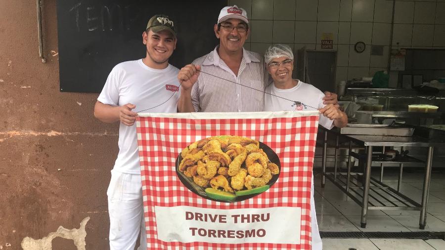 Ivan Silva, 18, Edson da Silva, 55, e Mario Aparecido do Prado, 52, no drive-thru do torresmo, em Londrina (PR) - Lucas Gabriel Marins/UOL