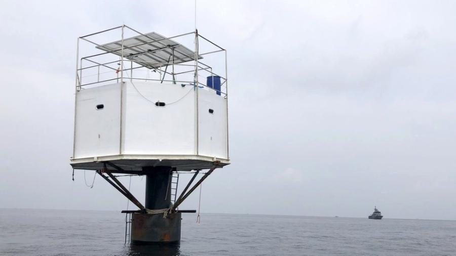 O casal questiona o argumento das autoridades tailandesas de que a estrutura foi construída em águas do país - Marinha da Tailândia/BBC
