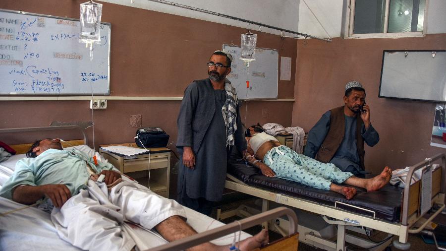 Homens feridos em uma explosão em Kandahar, no Afeganistão, são atendidos em um hospital - JAVED TANVEER/AFP