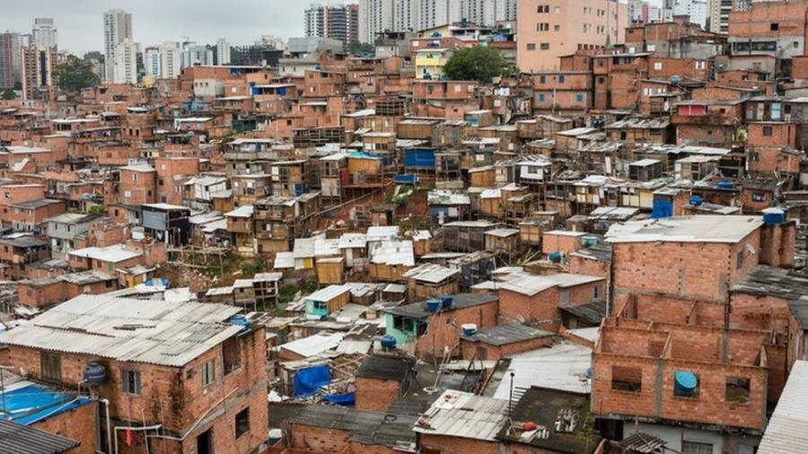 Oferta de serviços como aplicativos de entrega é limitada para moradores de favelas em diversas cidades do país - Getty Images