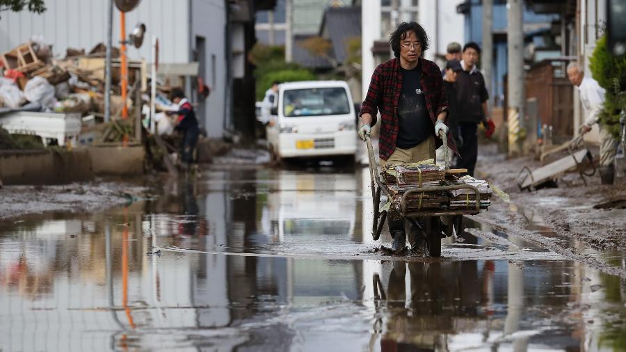 15.out.2019 - Danos causados pela passagem do tufão Hagibis em Nagano, no Japão - STR/Jiji Press/AFP