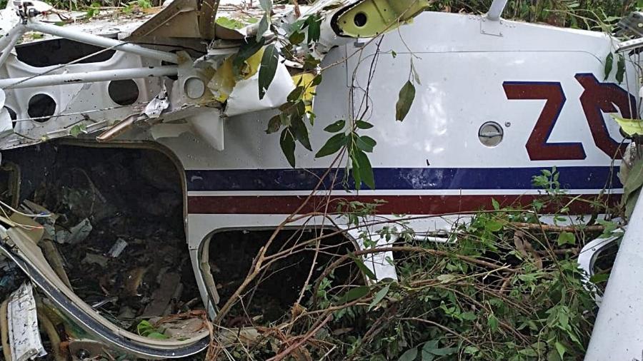 17.nov.2019 - Aeronave de pequeno porte caiu no final da tarde de domingo, em meio a árvores de uma pequena mata, na área rural de Cascavel, Paraná - CGN