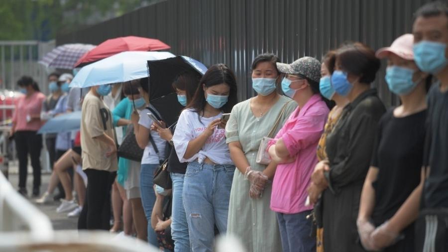 28.jun.2020 - Moradores de Pequim, capital da China, fazem fila para serem testados para covid-19 - Greg Baker/AFP