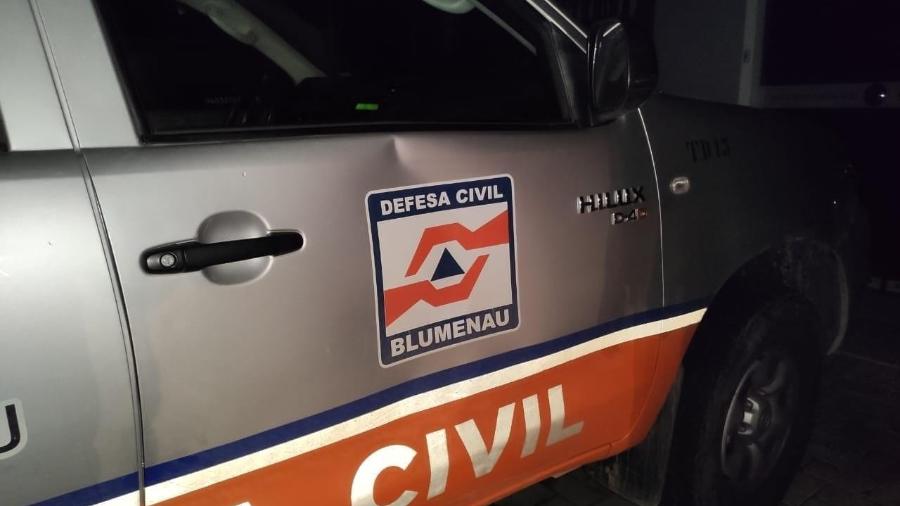 Uma viatura da Defesa Civil de Blumenau foi danificada pelos agressores que atacaram equipe de força-tarefa contra a covid-19 - Divulgação/Defesa Civil de Blumenau