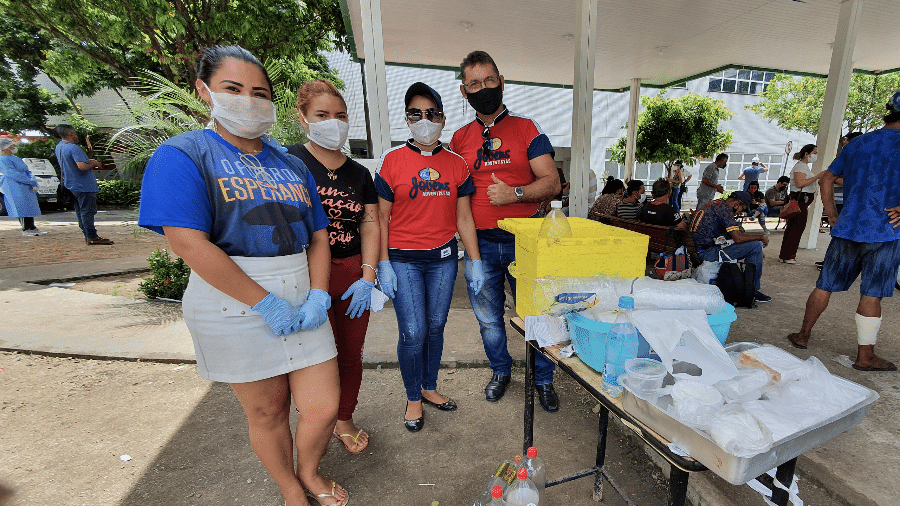 Grupo de voluntários distribuem alimentos e bebidas em frente ao hospital 28 de Agosto em Manaus (AM) - Carlos Madeiro
