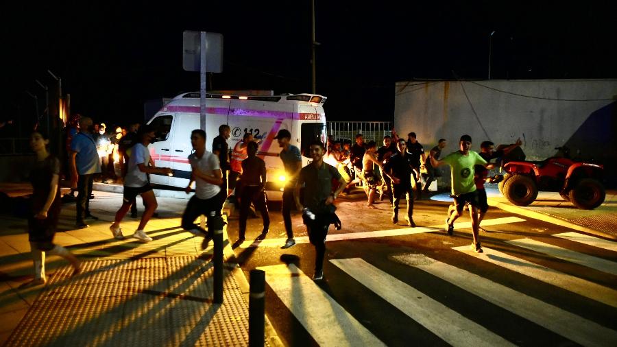 Migrantes oriundos de Marrocos correm após chegar na praia de Tarajal, em Ceuta, Espanha - Antonio Sempere/Europa Press via Getty Images