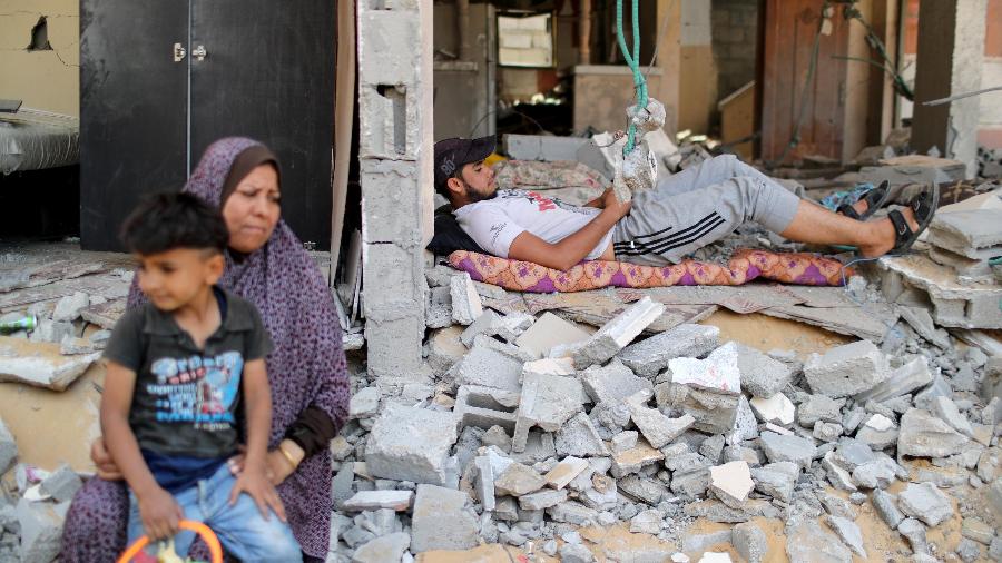21.mai.2021 - Um palestino descansa nos escombros após retornar para sua casa destruída após o acordo de cessar-fogo entre Israel-Hamas em Beit Hanoun, no norte da Faixa de Gaza, em 21 de maio de 2021. - REUTERS / Mohammed Salem