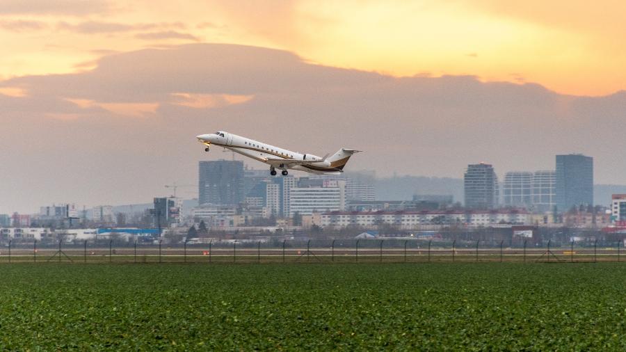 Os projetos incluem um avião híbrido-elétrico de nove assentos capaz de reduzir as emissões de carbono em 50% antes de 2030 - Getty Images/iStock