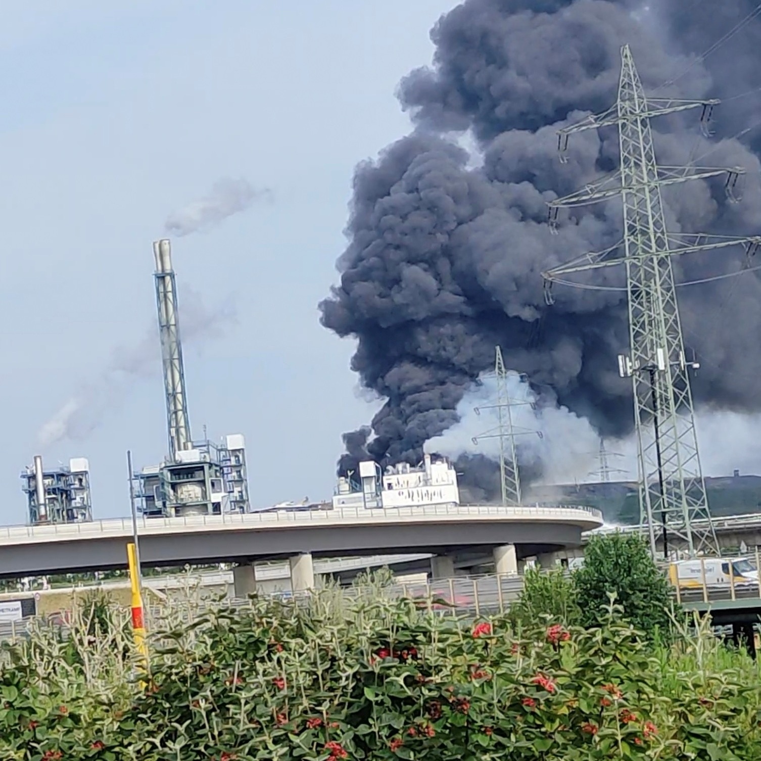 Indústria química registra explosão e coluna de fumaça nos EUA