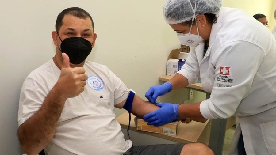Homem vacinado contra a covid no Hospital Universitário no Espírito Santo - Assessoria de Comunicação da Sesa