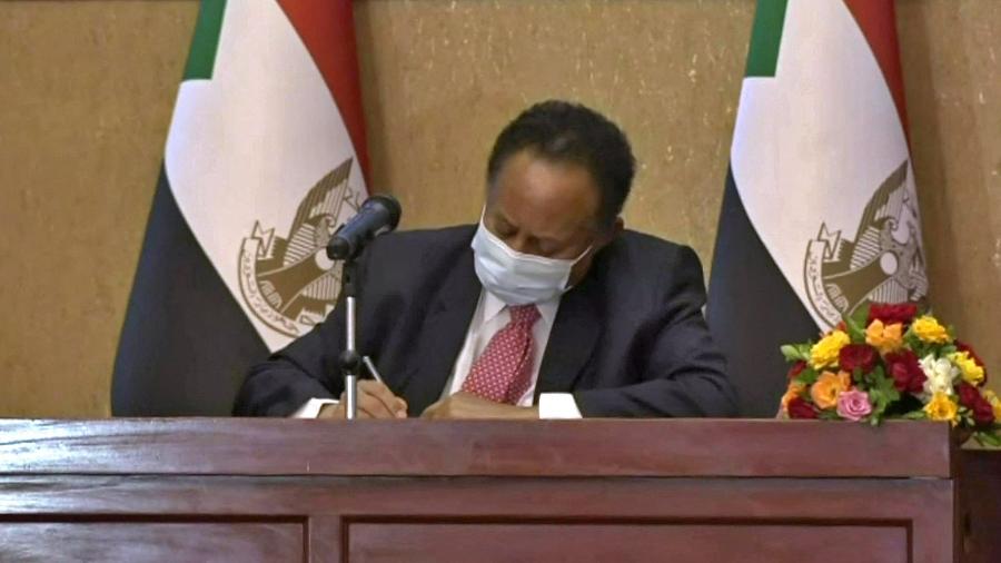 21.nov.2021 - O primeiro-ministro do Sudão assina um acordo para sua soltura - AFP