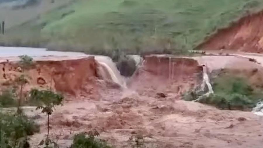 Forte chuva em Apuarema, na Bahia, levou ao rompimento de uma represa - Tv Globo / Reproducao