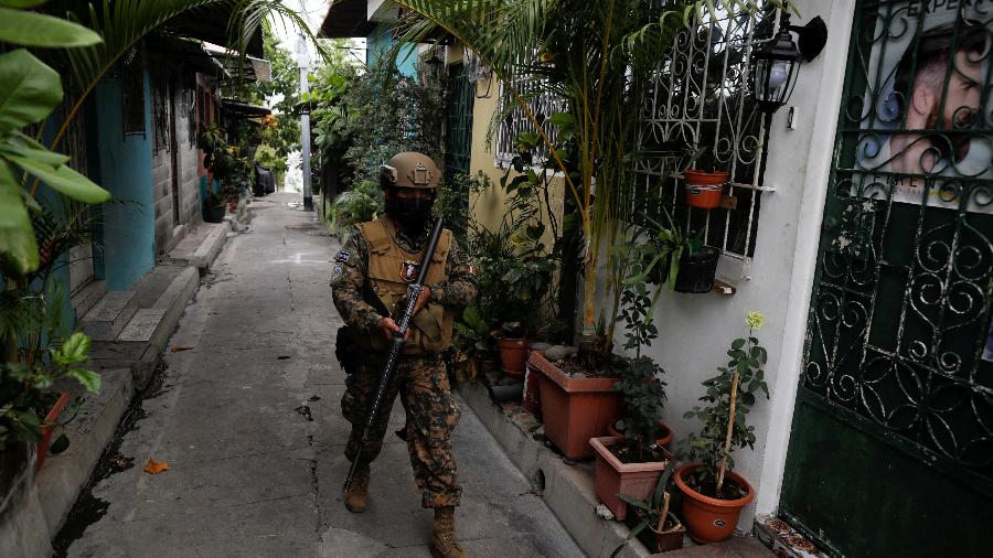 29.mar.2022 - Um soldado patrulha o bairro 22 de Abril em El Salvador - Jose Cabezas/Reuters