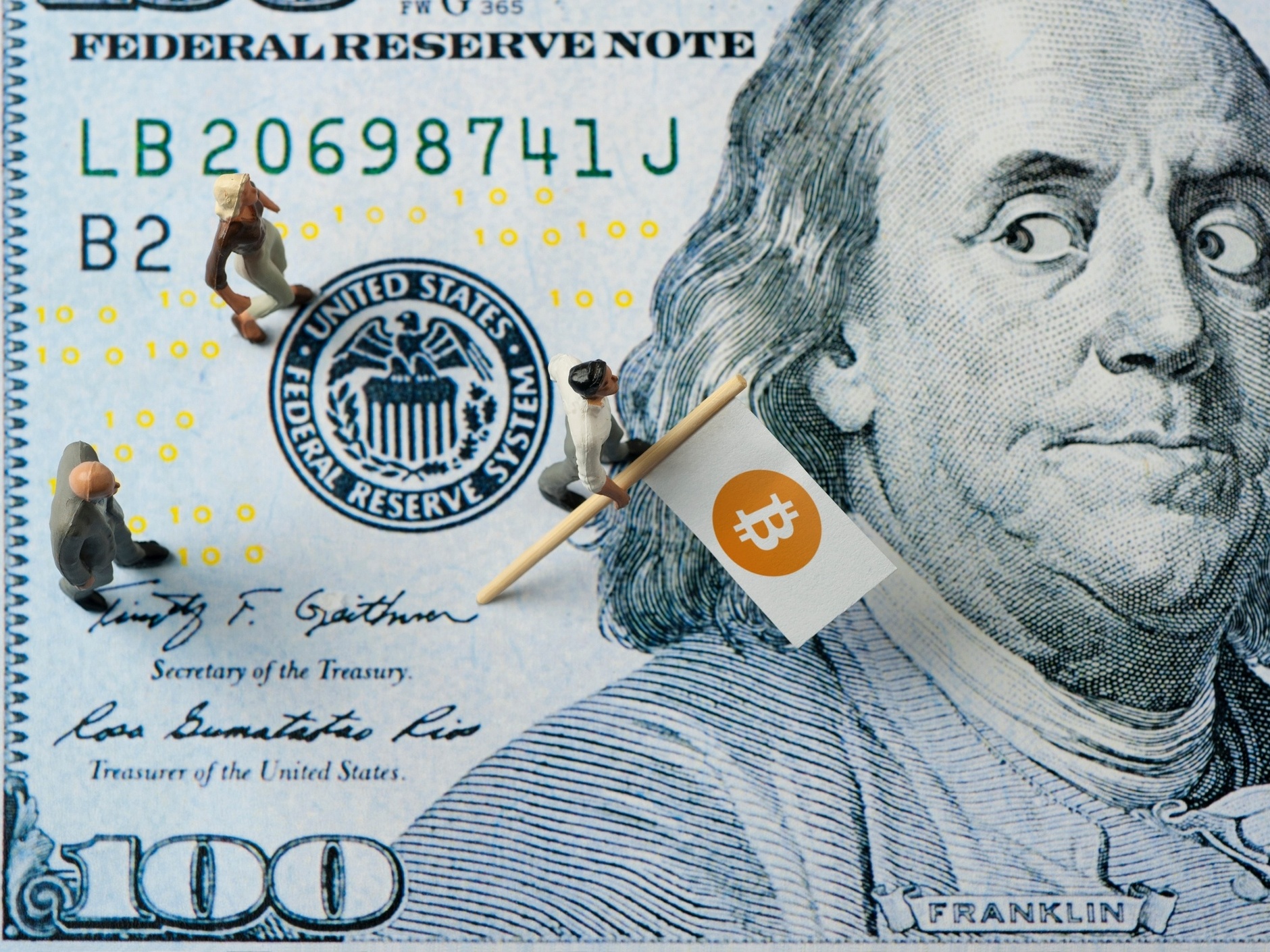 Juros nos EUA sobem, bitcoin cai; por que isso ocorre? Ainda vale investir?