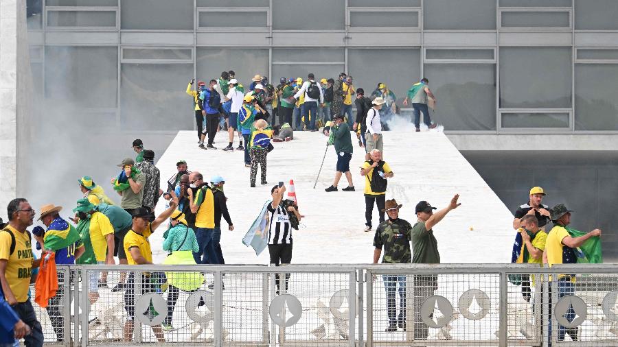 8.jan.2023 - Manifestantes golpistas sobem a rampa do Planalto em invasão em Brasília - Evaristo Sá/AFP
